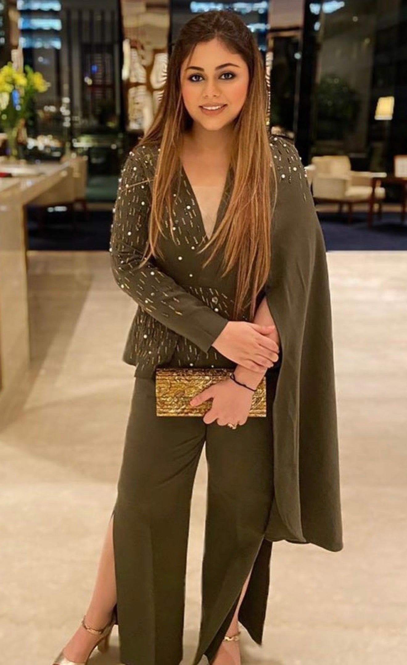 Rainfall Embroidery on this stunning Olive green colour co-ord set with drape sleeves 
And slit pants to add a little drama to your regular pants
In frame @makeupby_aakriti